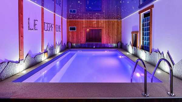 The swimming pool in Chalet Zen