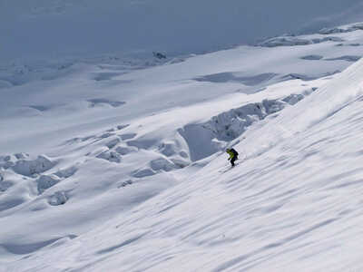 A solo skier on the Vallee Blanche