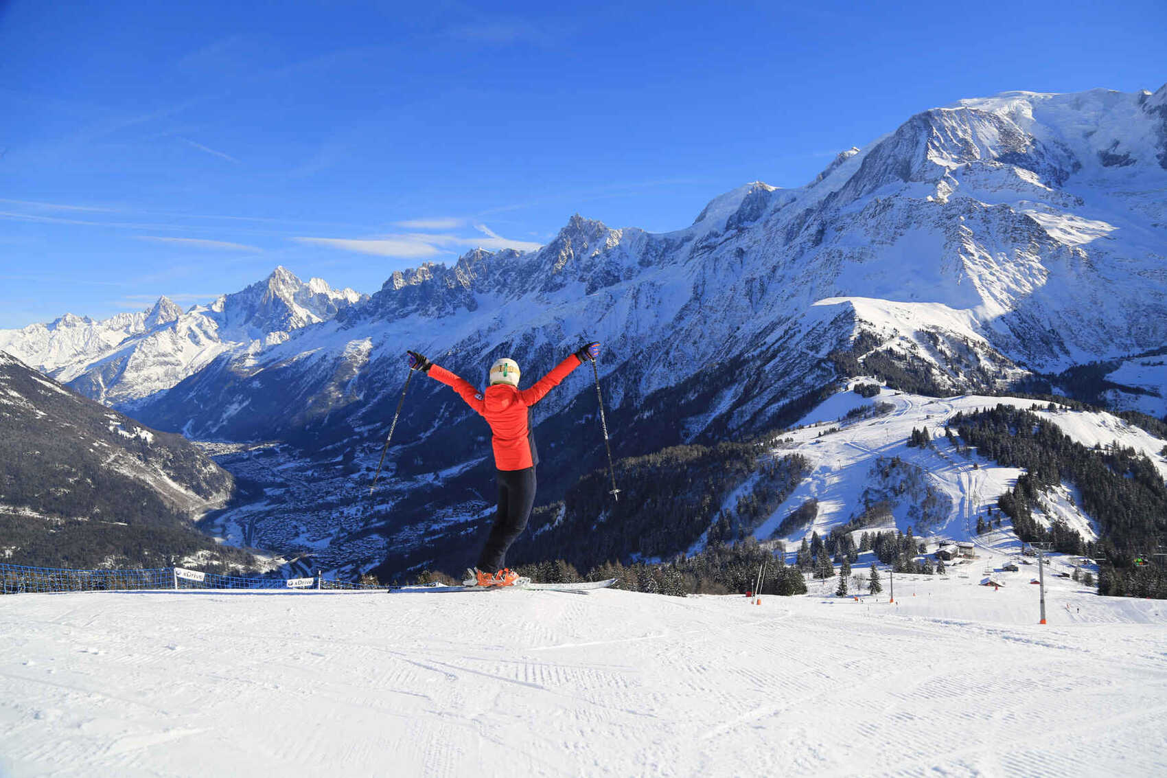 A solo skier on the piste in Les Houches